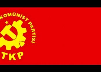 Comunistas turcos colaron esta pancarta frente a un destructor yanqui (vídeo)