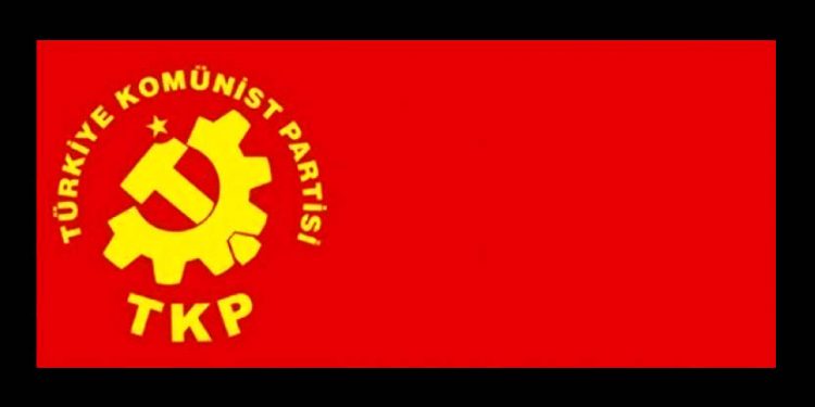 Comunistas turcos colaron esta pancarta frente a un destructor yanqui (vídeo)