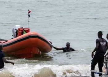 Aparece un cayuco con 30 cadáveres