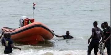 Aparece un cayuco con 30 cadáveres