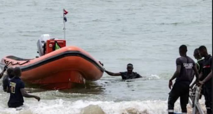 Aparece un cayuco con 30 cadáveres