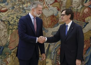 El PSOE consigue la foto de un President de Catalunya acudiendo, cual súbdito, a darle la mano al Borbón