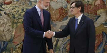 El PSOE consigue la foto de un President de Catalunya acudiendo, cual súbdito, a darle la mano al Borbón