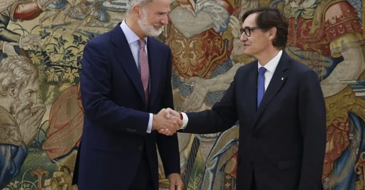 El PSOE consigue la foto de un President de Catalunya acudiendo, cual súbdito, a darle la mano al Borbón