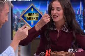 La sobrina del rey acude a un programa de TV: hace el ridículo pero con aplausos