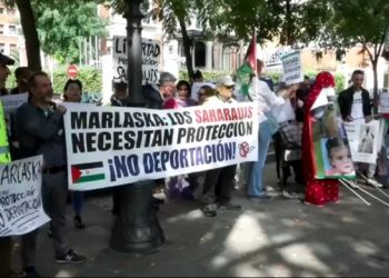 Los saharauis secuestrados en el aeropuerto de Barajas inician una huelga de hambre