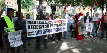 Los saharauis secuestrados en el aeropuerto de Barajas inician una huelga de hambre