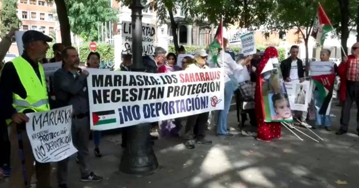 Los saharauis secuestrados en el aeropuerto de Barajas inician una huelga de hambre