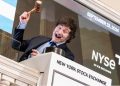 Estas imágenes lo resumen todo: Milei en la meca del capitalismo tocando la campana de Wall Street