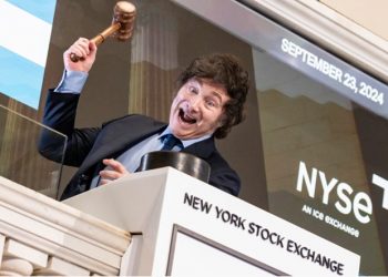 Estas imágenes lo resumen todo: Milei en la meca del capitalismo tocando la campana de Wall Street