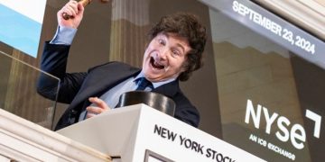 Estas imágenes lo resumen todo: Milei en la meca del capitalismo tocando la campana de Wall Street