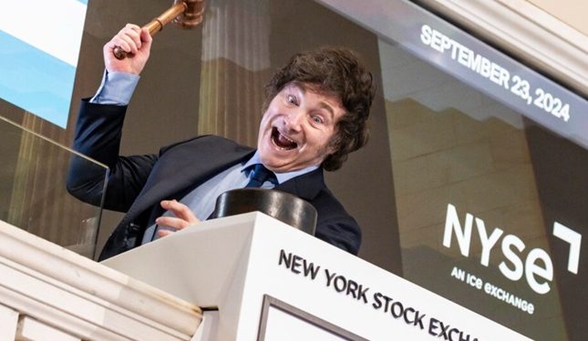 Estas imágenes lo resumen todo: Milei en la meca del capitalismo tocando la campana de Wall Street