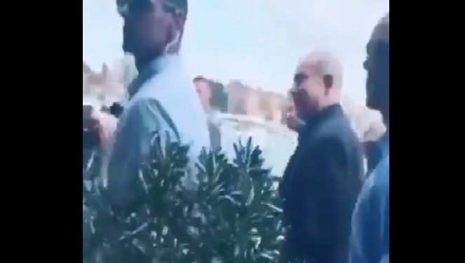 Le gritan a Netanyahu «Palestina libre» ante una manada de guardaespaldas (Video)