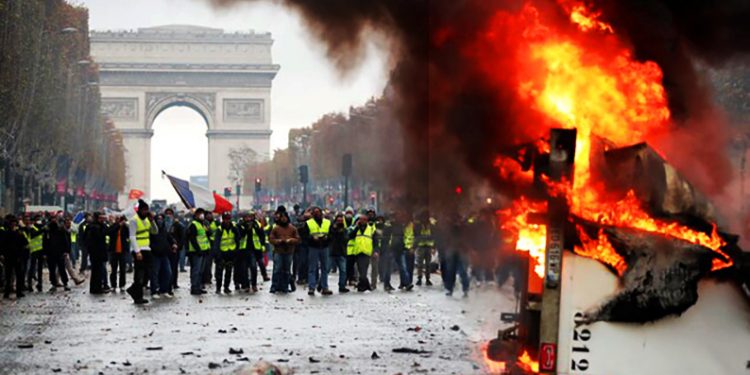 ALEXIS MORAITIS. Despertando de la anestesia: declive y violencia en Francia