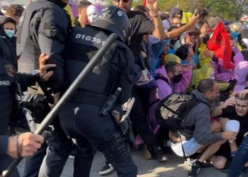 Represión policial (Mossos) a los que protestaban contra la especulación en la vivienda a las puertas de una Feria