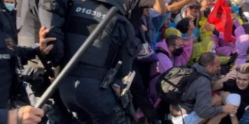 Represión policial (Mossos) a los que protestaban contra la especulación en la vivienda a las puertas de una Feria