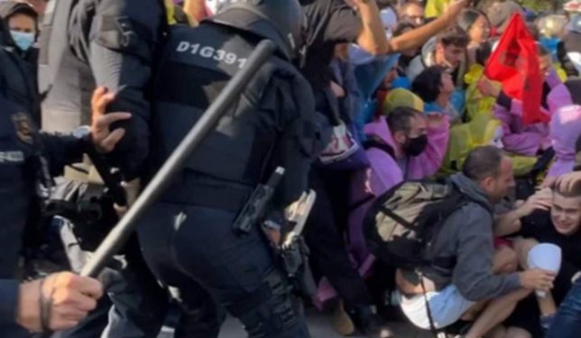 Represión policial (Mossos) a los que protestaban contra la especulación en la vivienda a las puertas de una Feria