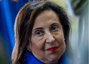 La ministra Robles, ante su mentor Felipe González, se marca un discurso de derechas y la aplauden