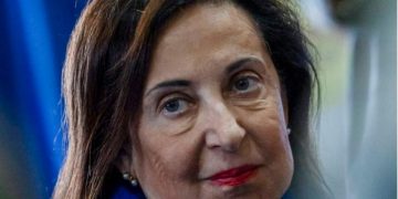 La ministra Robles, ante su mentor Felipe González, se marca un discurso de derechas y la aplauden