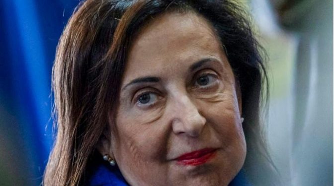 La ministra Robles, ante su mentor Felipe González, se marca un discurso de derechas y la aplauden