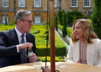 El gobierno inglés (centro-izquierda) elogia la política migratoria de Italia (extrema derecha) y quiere copiarla