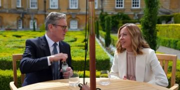 El gobierno inglés (centro-izquierda) elogia la política migratoria de Italia (extrema derecha) y quiere copiarla