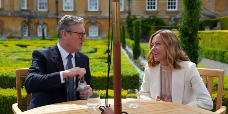 El gobierno inglés (centro-izquierda) elogia la política migratoria de Italia (extrema derecha) y quiere copiarla