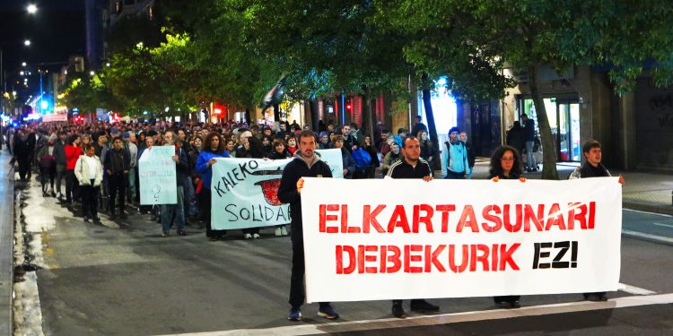 Cientos de personas se movilizan en Donostia contra el auge del racismo y el fascismo