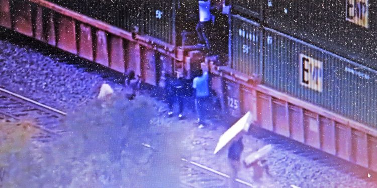 Expropian el cargamento de un tren en Chicago (vídeo)