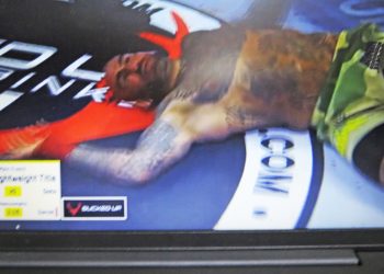 Un matón de Desokupa es noqueado en el ring por un boxeador checheno (vídeo)