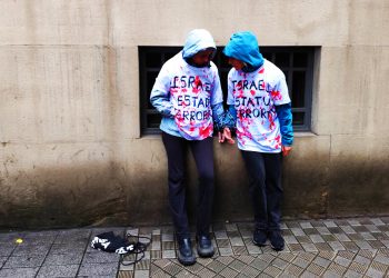 Militantes de GKS se encadenan en las delegaciones del gobierno en Bilbao e Iruñea / Dos detenidos por la Ertzaintza