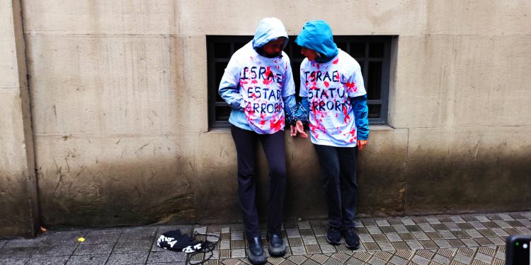 Militantes de GKS se encadenan en las delegaciones del gobierno en Bilbao e Iruñea / Dos detenidos por la Ertzaintza