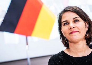 La ministra de Exteriores de Alemania (del partido Marrón, perdón Verde) apoya el “derecho” de Israel a masacrar civiles (vídeo)