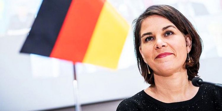 La ministra de Exteriores de Alemania (del partido Marrón, perdón Verde) apoya el “derecho” de Israel a masacrar civiles (vídeo)