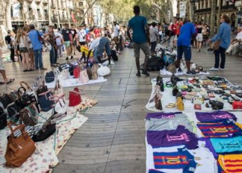 Policías requisaban a los manteros y se quedaban con los artículos