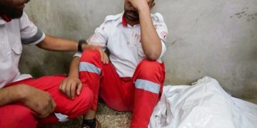 GAZA. Un paramédico levanta la sábana ensangrentada de un cuerpo y descubre que es su madre