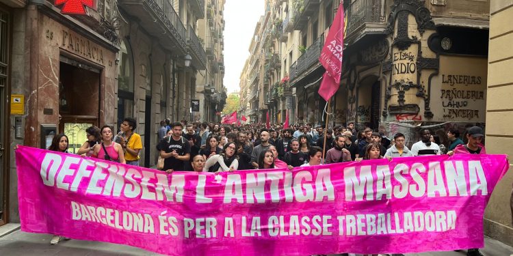 Se manifiestan contra el gobierno del PSC de Barcelona y en defensa del centro social de l’Antiga Massana