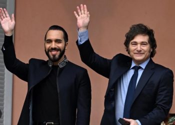 ARGENTINA. Milei y Bukele (El Salvador) saludan desde la Casa Rosada y se conjuran en su anticomunismo