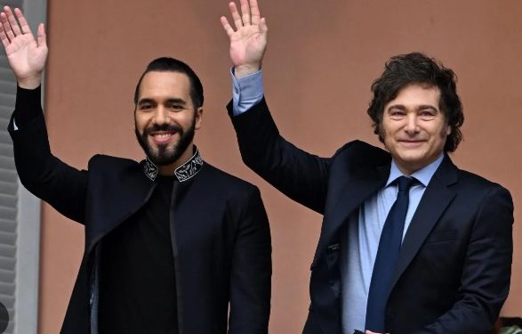 ARGENTINA. Milei y Bukele (El Salvador) saludan desde la Casa Rosada y se conjuran en su anticomunismo