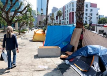 Miles de personas mayores abocadas a vivir en la calle en el «paraíso» americano