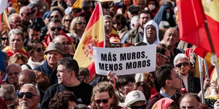 Miles de ultraderechistas de PP y Vox piden elecciones para derrotar al «comunismo»