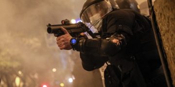 La justicia exonera de responsabilidad («fue en defensa propia») a tres Mossos por reventar un ojo a una chica