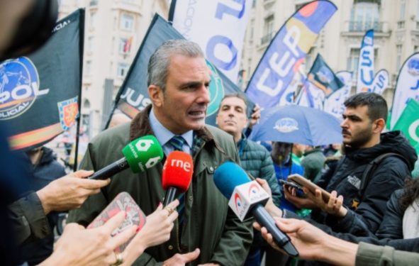 Vox abandera una manifestación de Guardias Civiles y Policías a favor de la «Ley Mordaza», y menta a… los comunistas