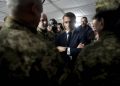 FRANCIA. Macron saludando a los soldados ucranianos que se entrenan en una Base militar francesa