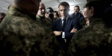 FRANCIA. Macron saludando a los soldados ucranianos que se entrenan en una Base militar francesa