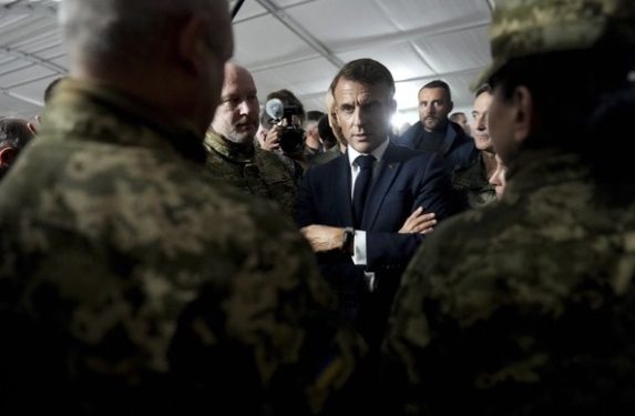 FRANCIA. Macron saludando a los soldados ucranianos que se entrenan en una Base militar francesa