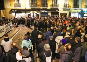 Cientos de personas se concentraron frente al Ayto de Iruñea para exigir el derribo del Monumento a los Caídos