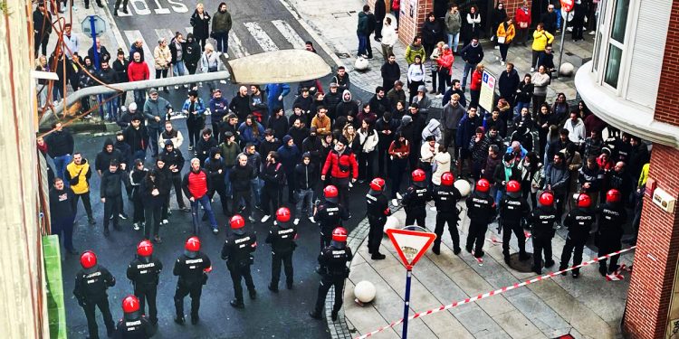 Desahucio en Astrabudua facilitado por la salvaje intervención de la Ertzaintza (+ fotos y vídeos)