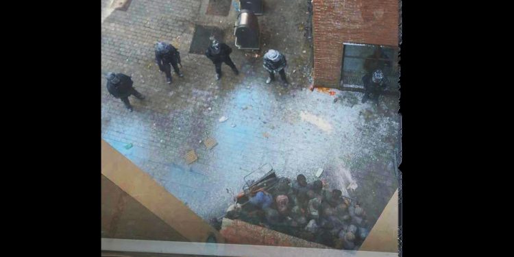 Desahucio en Catalunya: Cargas de los Mossos, tres detenidos y una mujer de 70 años inconsciente