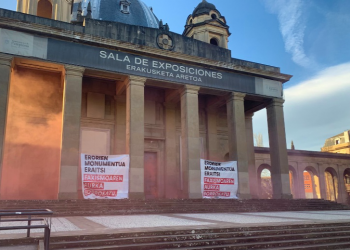 En desacuerdo con el acuerdo, exigen el derribo del edificio franquista de Iruñea